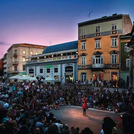 1 Bedroom Stunning In Apartment *